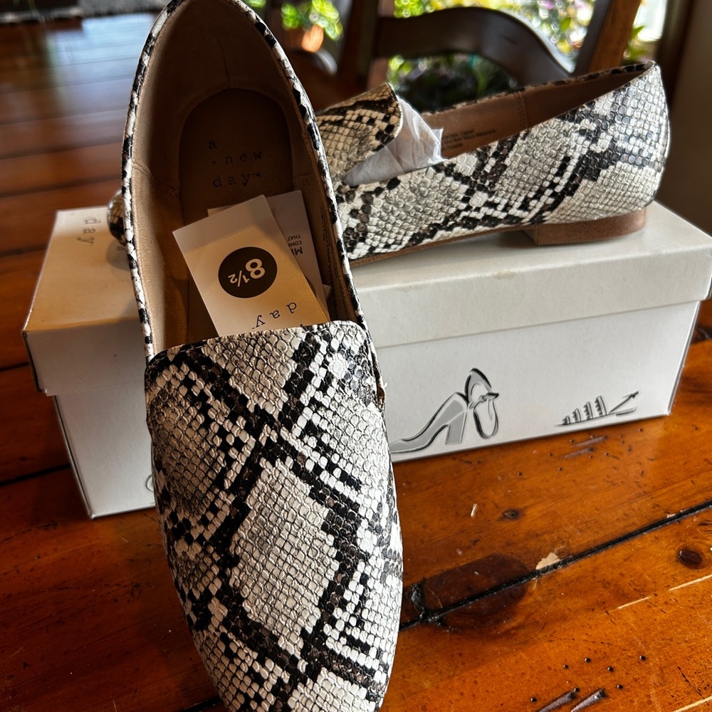 Women's Black and White Snakeskin Loafers NWT